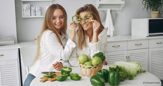 2 Frauen mit gesunden Obst und Gemüse in der Küche