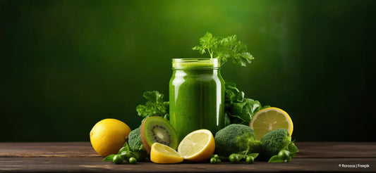 Grüner Smoothie mit Zitronen