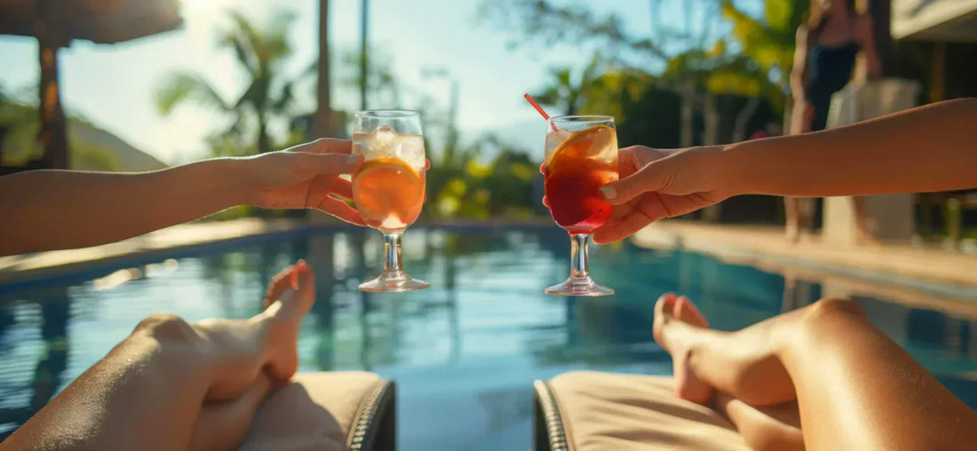 2 Frauen am Pool mit Getränken ©user16130824