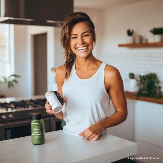 glückliche Frau mit grünem Smoothie