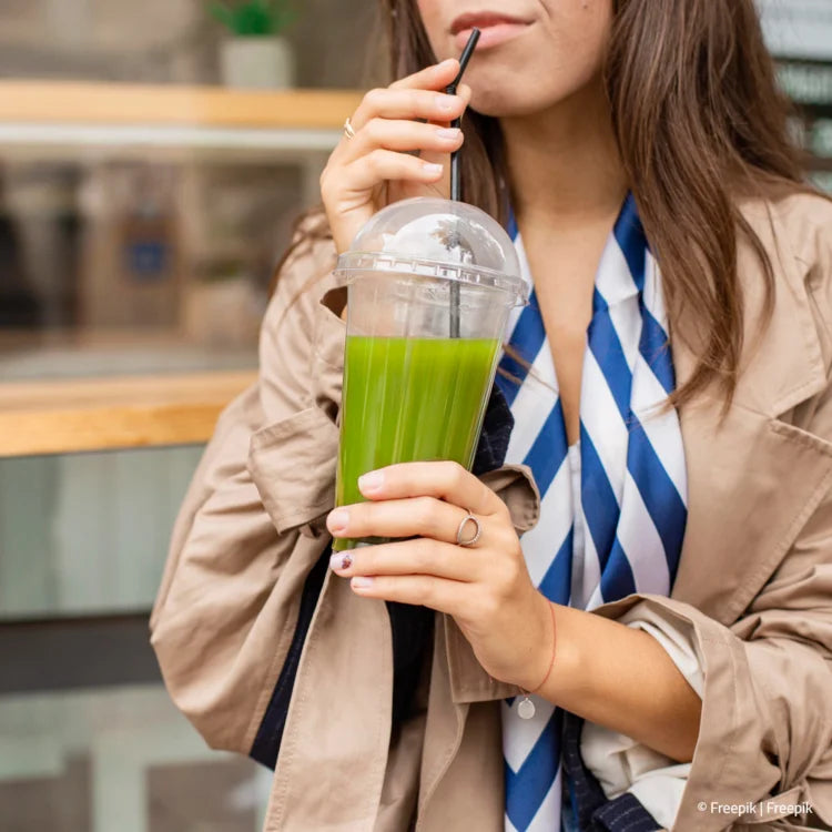 Frau trinkt grünen Smoothie