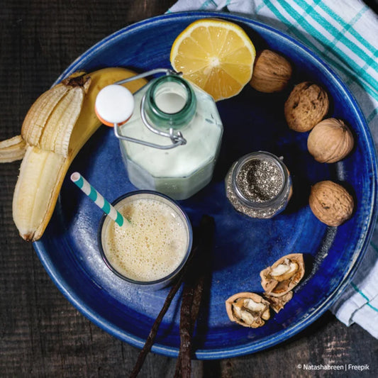Teller mit Kräuter, Früchte Nüsse und Milch