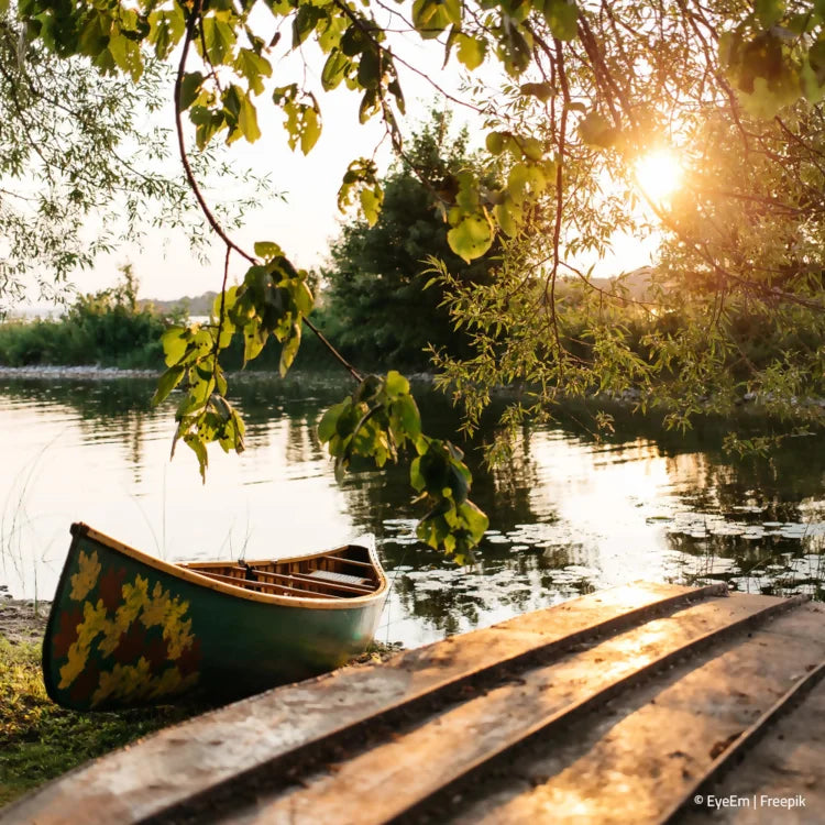 See mit Boot am Ufer