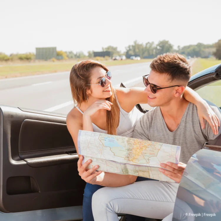 Paar mit Landkarte im Auto