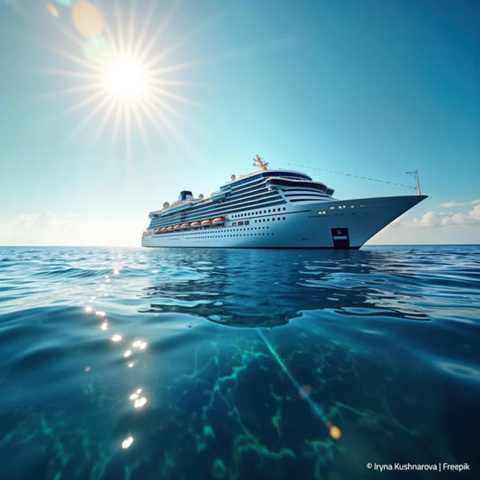 Kreuzfahrtschiff in der Sonne