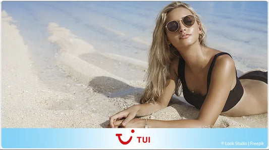 junge Frau am Strand sonnen