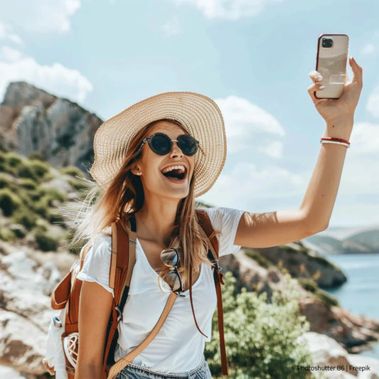 Frau mit Handy am Strand