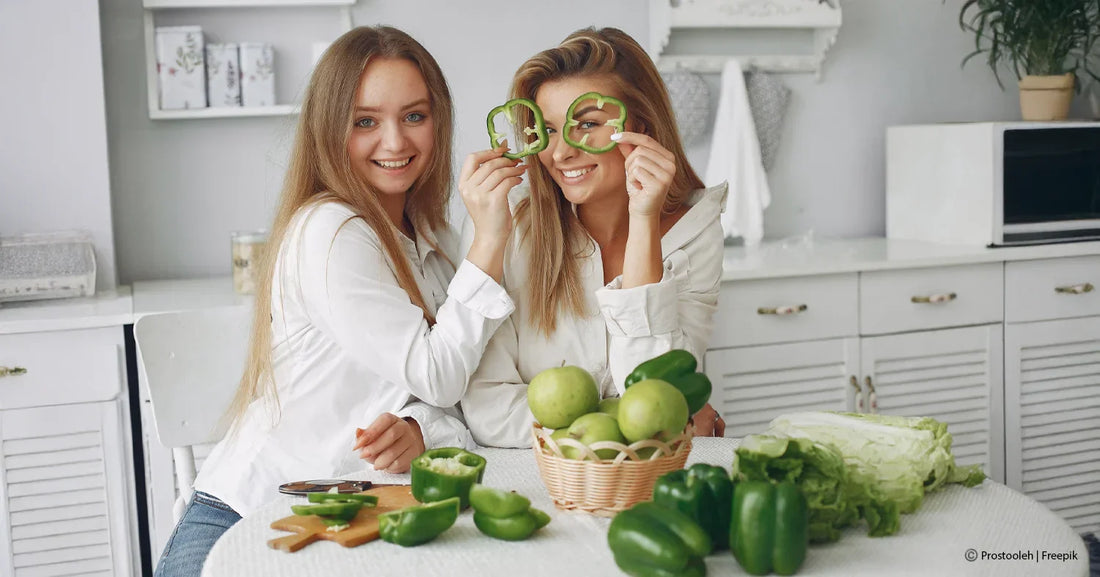 2 Frauen mit gesunden Obst und Gemüse in der Küche
