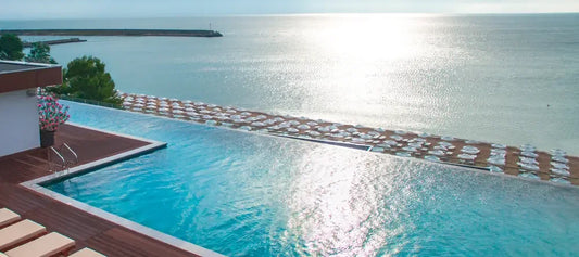 Mineralwasserpool für Detoxkur im Kurhotel – pure Entspannung mit Meerblick