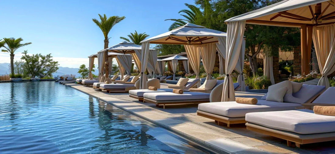 Wellnessliegen am Pool 