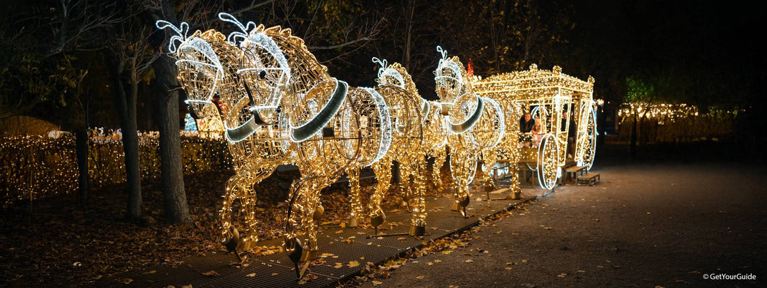 Pferdekutsche weihnachtlich geschmückt vor festlicher Kulisse auf Wien Trip