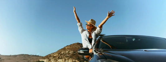 glückliche Frau im Auto