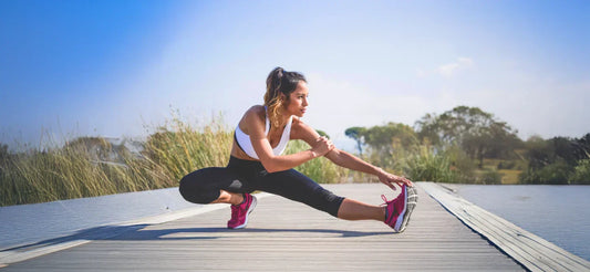 Frau auf einem Steg bei Stretching