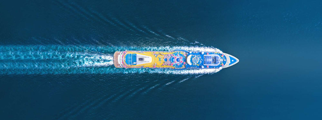 Kreuzfahrtschiff von oben 