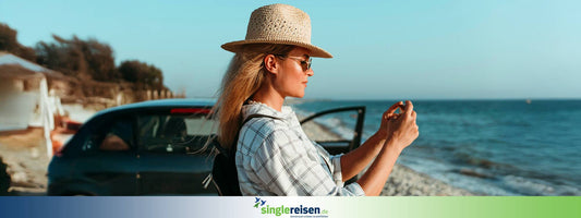 Frau entspannt im Singleurlaub und bucht ihre exklusive Singlereise in der Gruppe