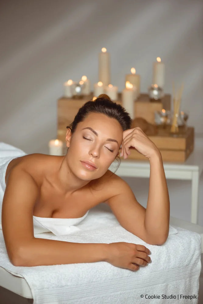 Frau auf der Wellness Liege - Behandlung