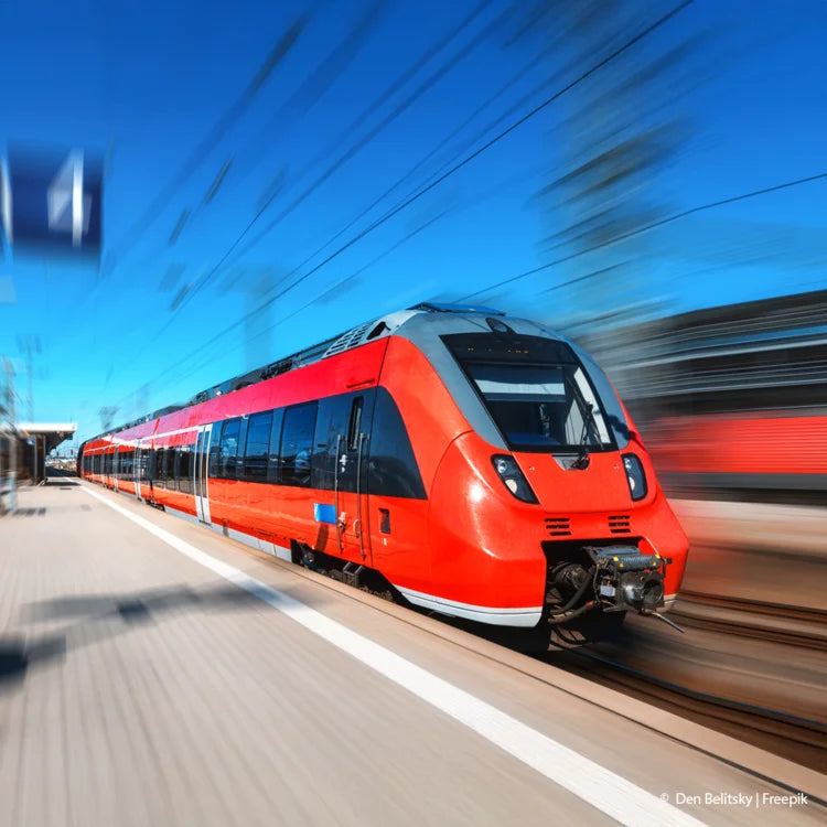 Zug fährt durch Haltestelle