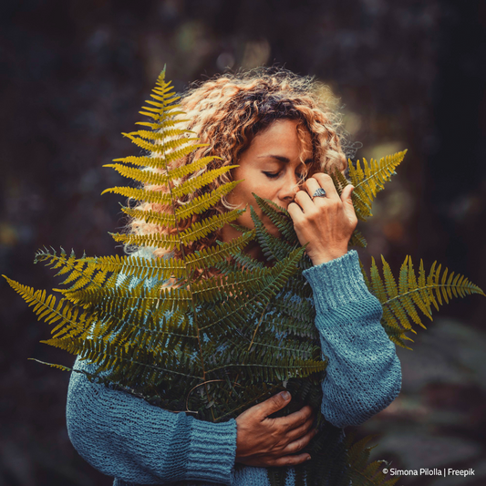 Frau im Wald mit Farn