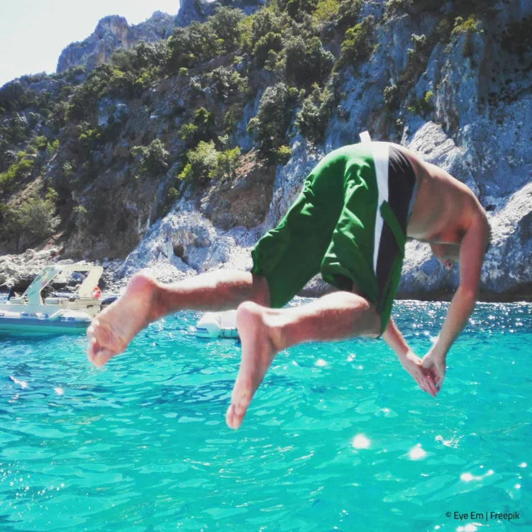 Mann springt in den Pool