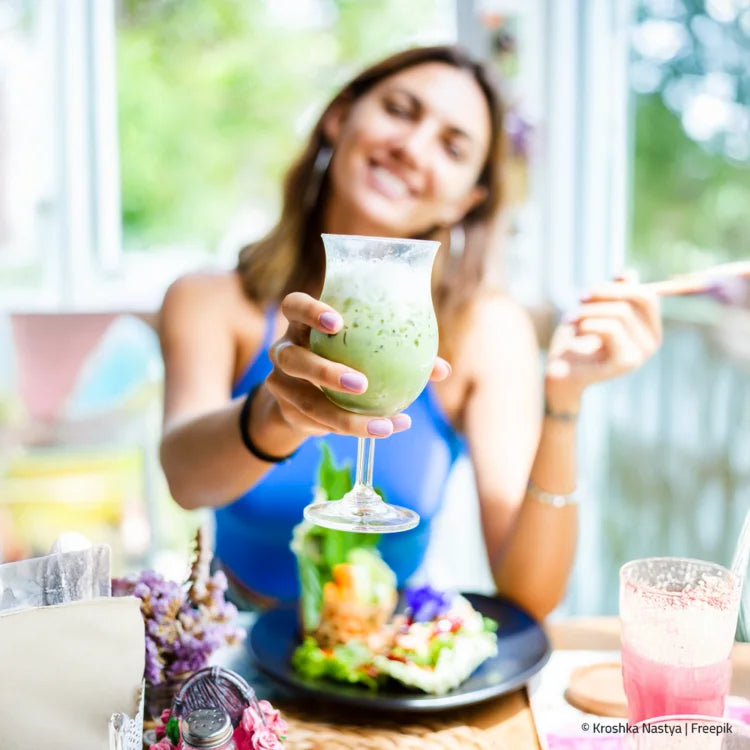 Frau mit grünem Smoothie