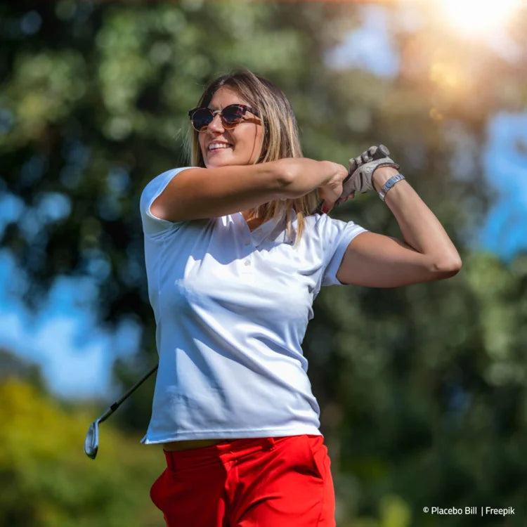Frau Beim Golfen