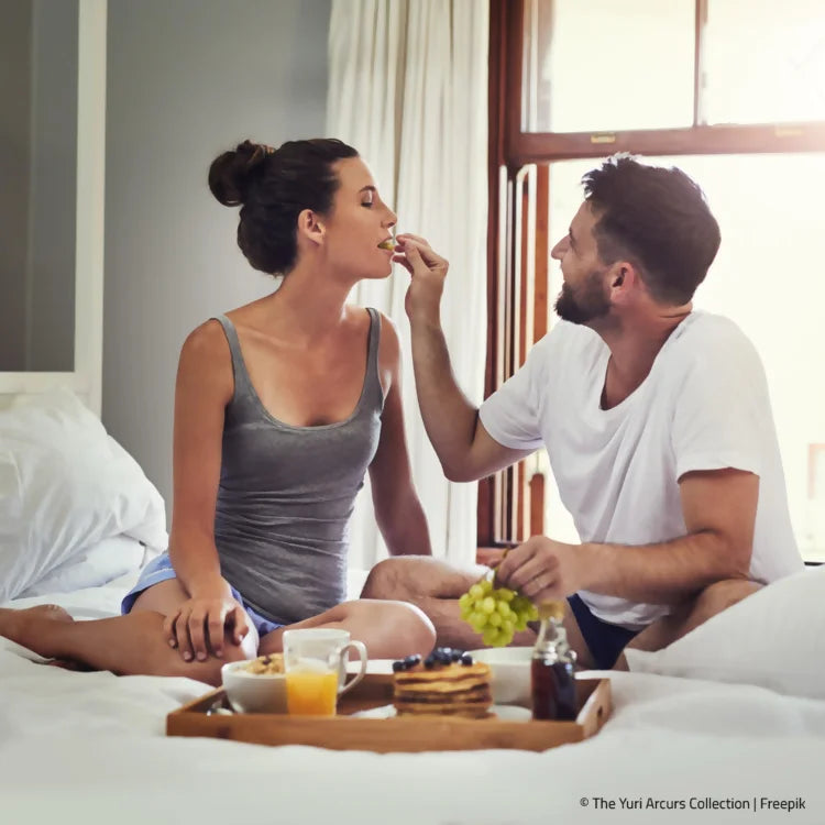 Honeymoon Paar  - Frühstück im Zimmer