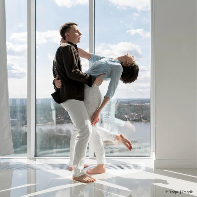 glückliches Paar im Luxushotel