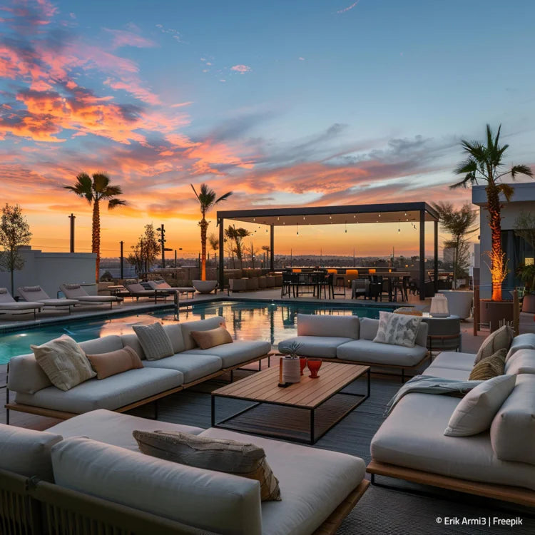 Lounge und Pool Anlage in der Abenddämmerung