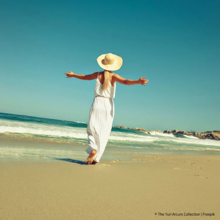 Frau spaziert am Strand 