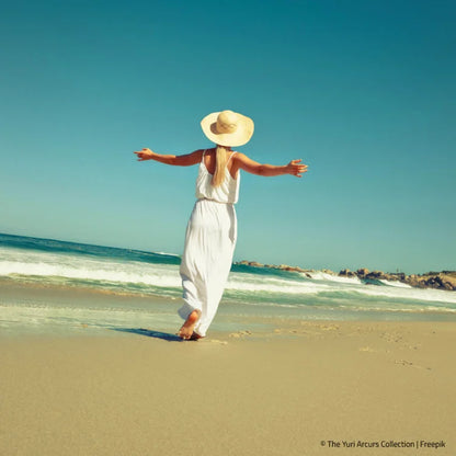Frau spaziert am Strand 
