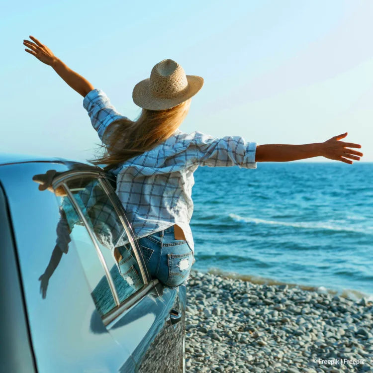 Frau schaut aus dem Autofenster