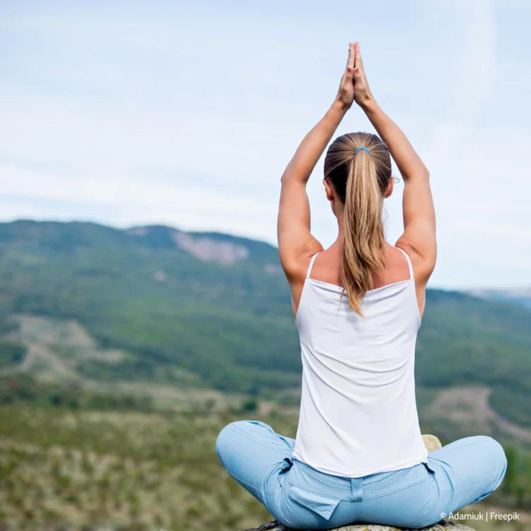 Frau macht Yoga am berg