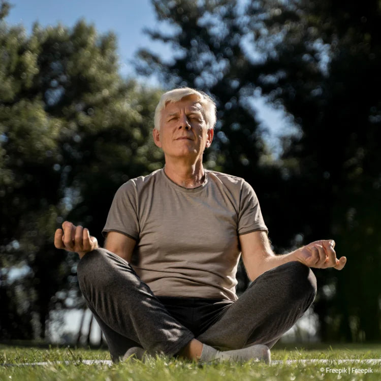 Mann macht Yoga  im Garten