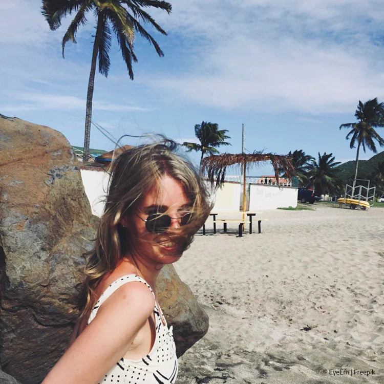 Frau in der Nähe des Strandes