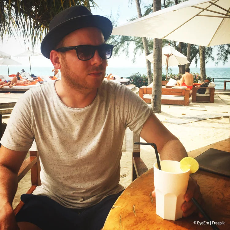 Mann an der Strandbar