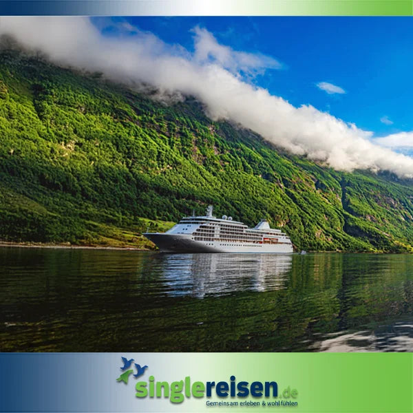 Ein weißes Kreuzfahrtschiff fährt durch einen ruhigen Fjord vorbei an steilen, grün bewaldeten Bergen unter einer Wolkendecke – Hurtigruten Kreuzfahrten auf singlereisen.de.