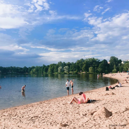 Badesee  - Ansicht Strand mit Badegäste
