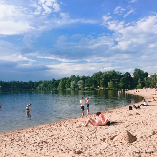 Badesee  - Ansicht Strand mit Badegäste
