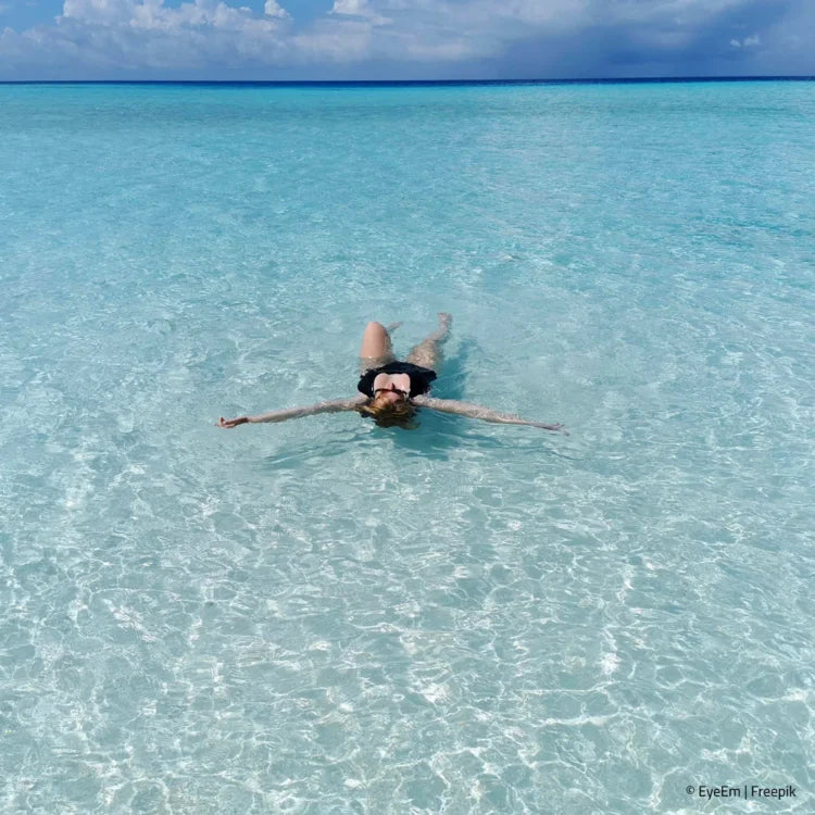 Thalasso Kur - Frau im Salzwasser