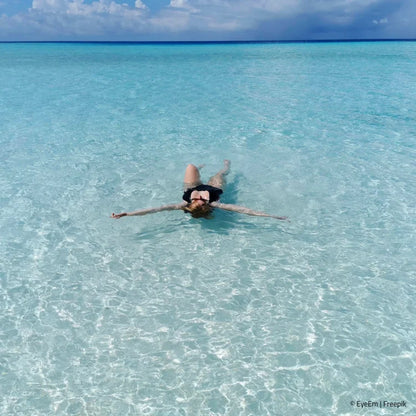 Thalasso Kur - Frau im Salzwasser