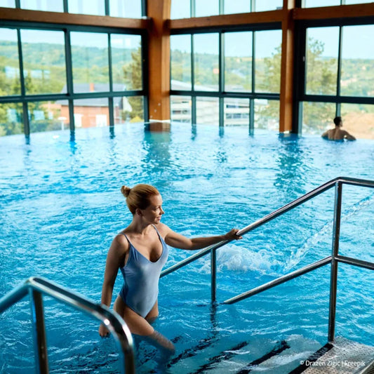 Frau im Schwimmbad