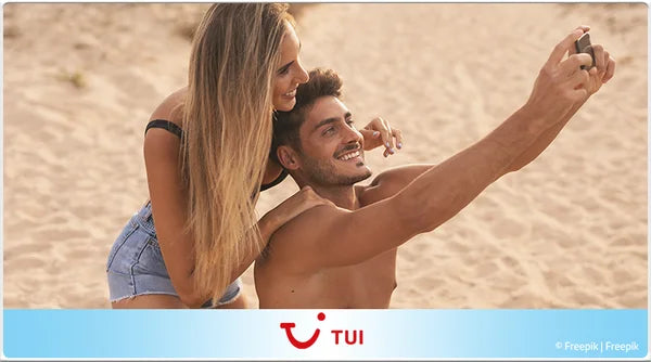 glückliches junges Paar am Strand machen Selfie