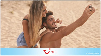 glückliches junges Paar am Strand machen Selfie