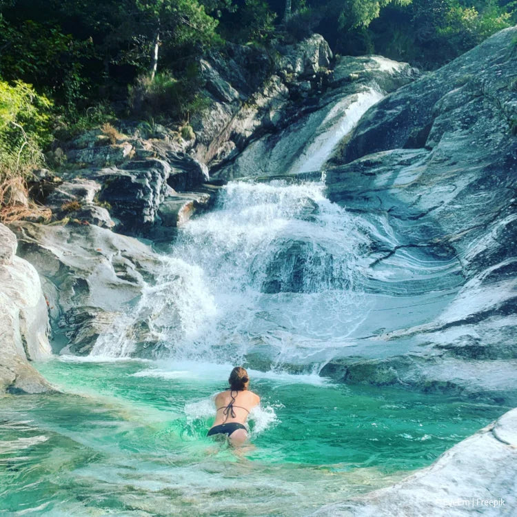 Frau am Wasserfall im Bikini