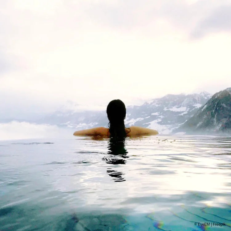 Frau im beheiztem Pool