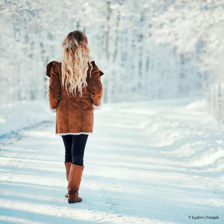 Frau spaziert im Schnee