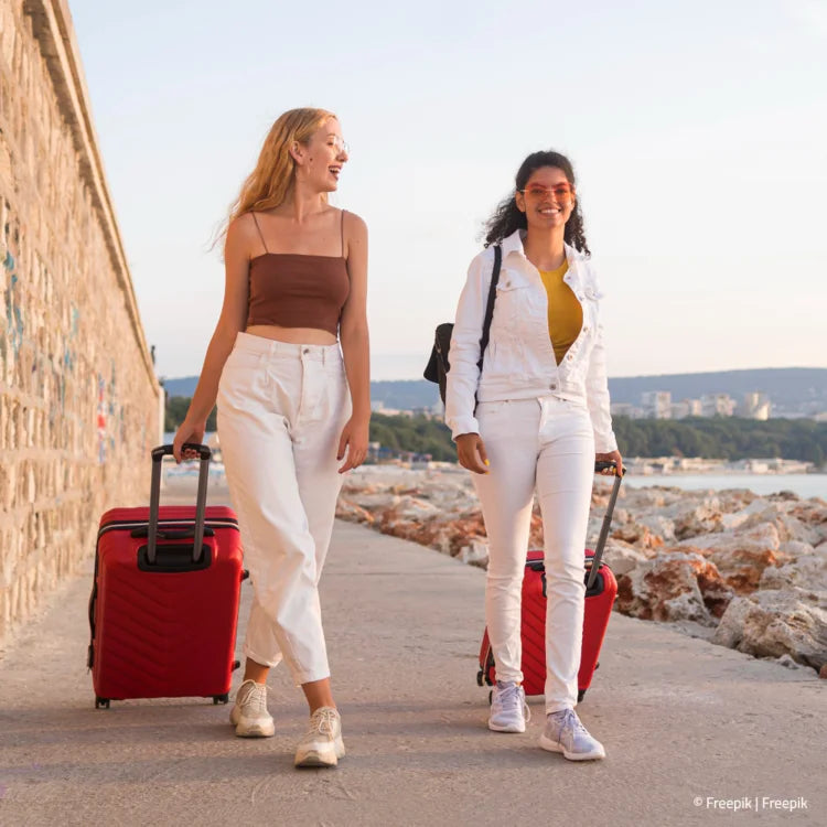 2 Frauen mit Koffer spazieren