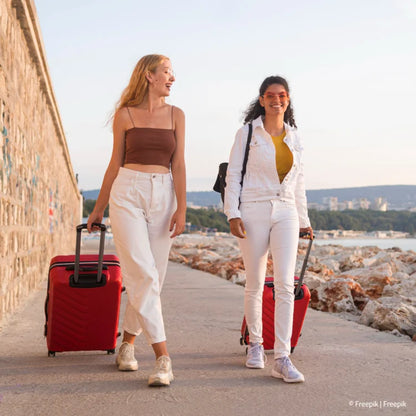 2 Frauen mit Koffer spazieren
