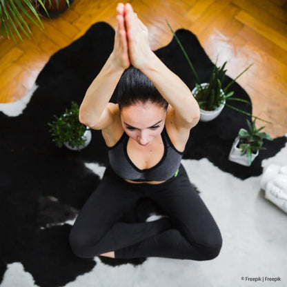 Frau macht Yoga - Ansicht von oben